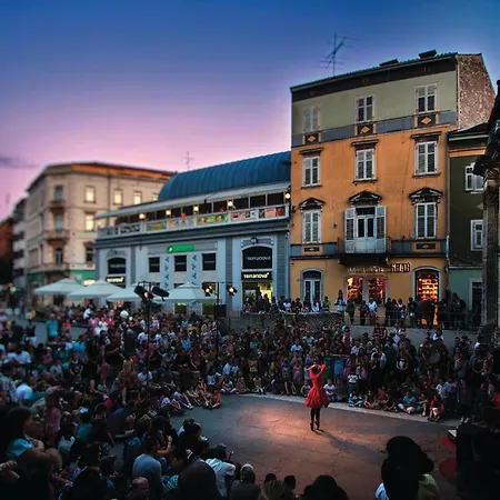 Appartement Amazing In With Wifi Pula