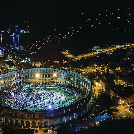 Apartamento Amazing In With Wifi Pula