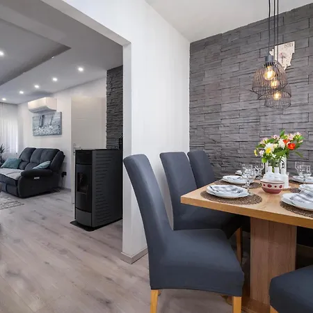 Appartement Amazing In With Wifi Pula