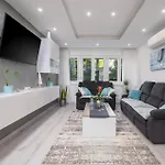 3 Bedroom Stunning In Apartment