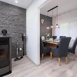 Apartment 3 Bedroom Stunning In Pula