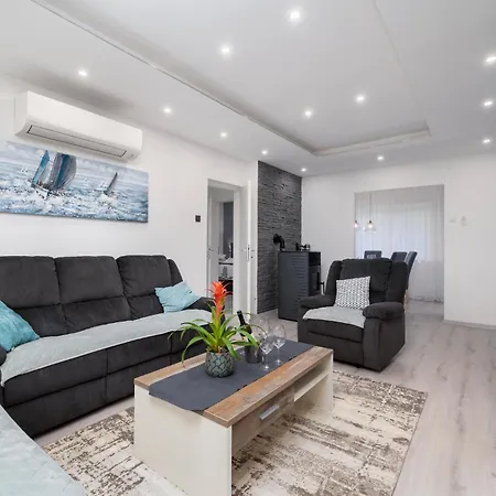 Apartment 3 Bedroom Stunning In Pula
